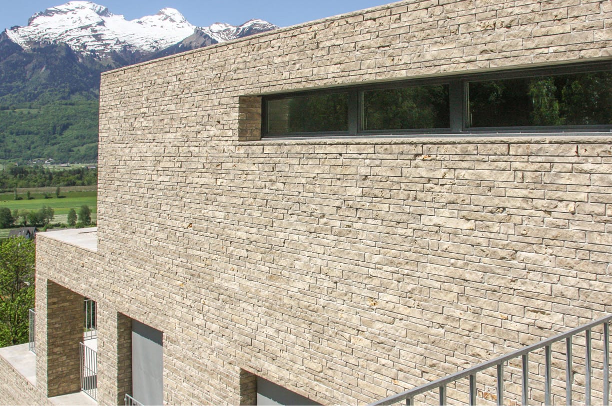 Stone-Curators_Split-faced-wall-veneer-application-Triesen-6