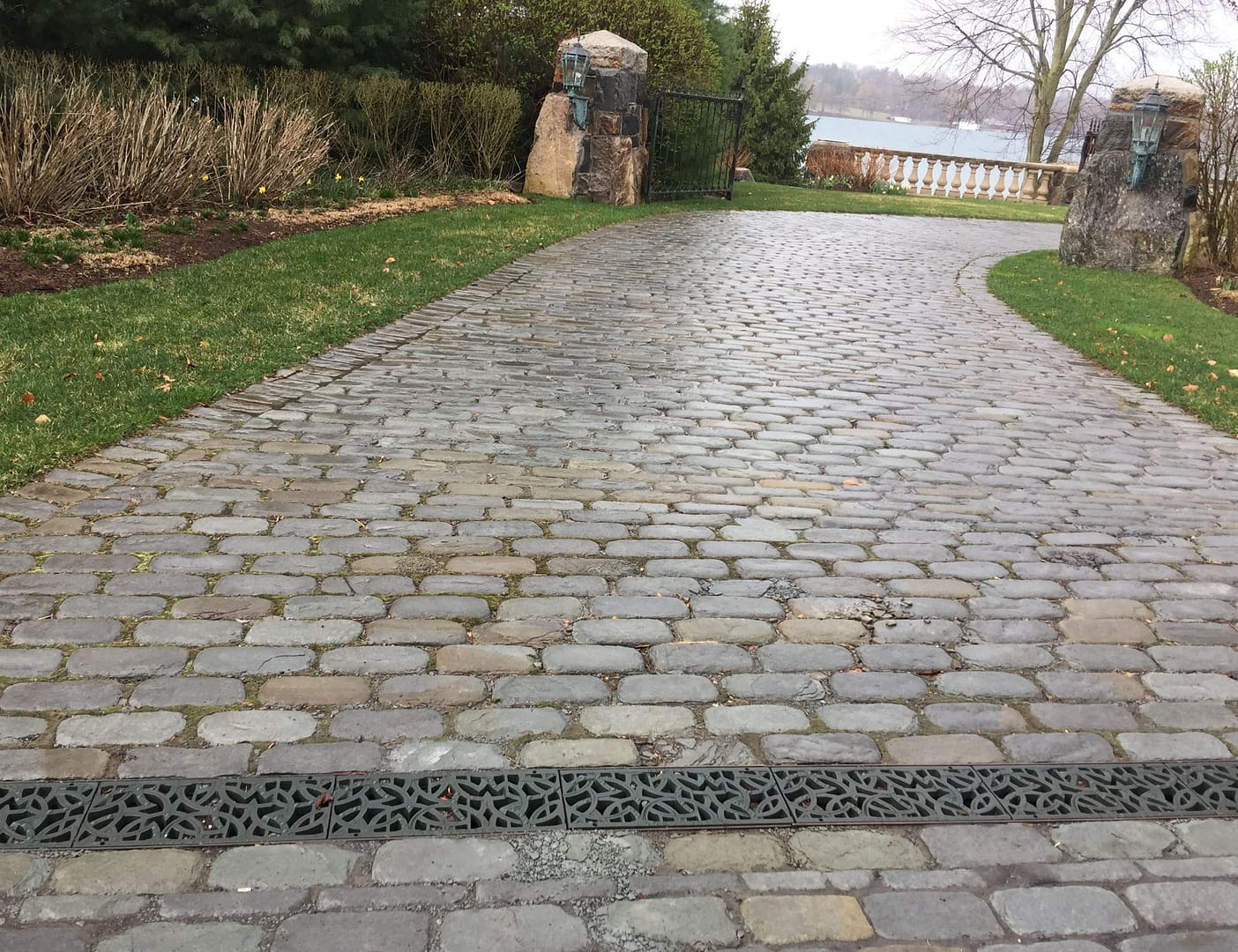 Stone-Curators-Bluestone-full-color-tumbled-cobblestone-driveway-IMG_5382