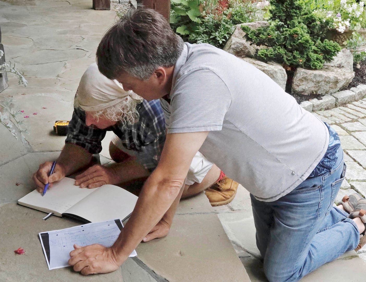 Stone-Curators-Gavin-Johnston-and-contractor-sketching-ideas-and-making-list_MG_1078