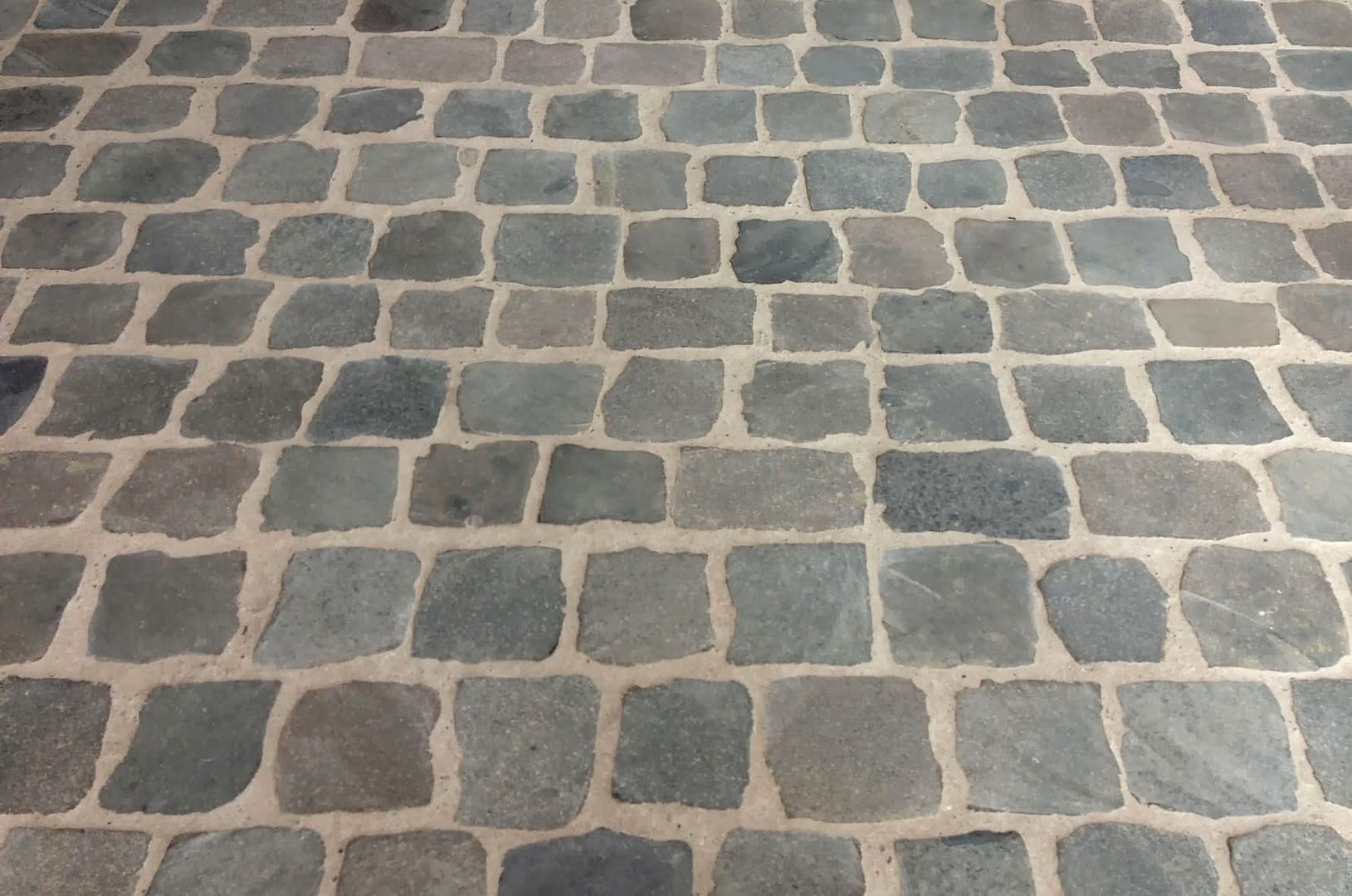 Stone-Curators_sawn-top_Belgian_porphyry-reclaimed-cobblestone-interior-floor-IMG_5578