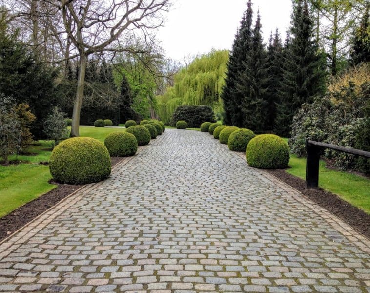 Stone-Curators-Reclaimed-European-Porphyry-Cobblestone-Driveway