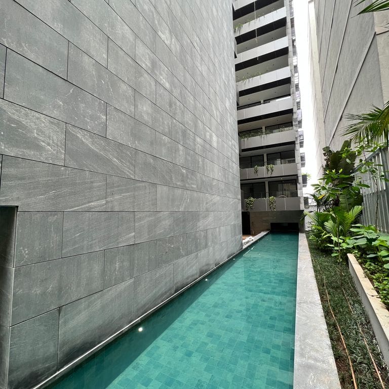 Application image for Strata Mist Vein-Cut Gneiss. The image shows this material being used in a full bed veneer application. The dominant color shown is gray. The color mix creates a cool feeling.