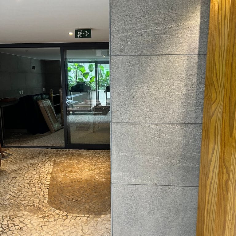 Application image for Strata Mist Vein-Cut Gneiss. The image shows this material being used in a thin veneer application. The dominant color shown is gray. The color mix creates a cool feeling.