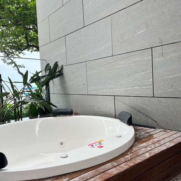 Application image for Strata Mist Vein-Cut Gneiss. The image shows this material being used in a full bed veneer application. The dominant color shown is gray. The color mix creates a cool feeling.