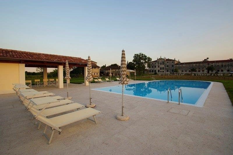 Application image for Veneto Rosato Limestone. The image shows this material being used in a pool deck pavers application. The surface finish shown is flamed. Dominant colors shown are beige and tan. The color mix creates a warm feeling.