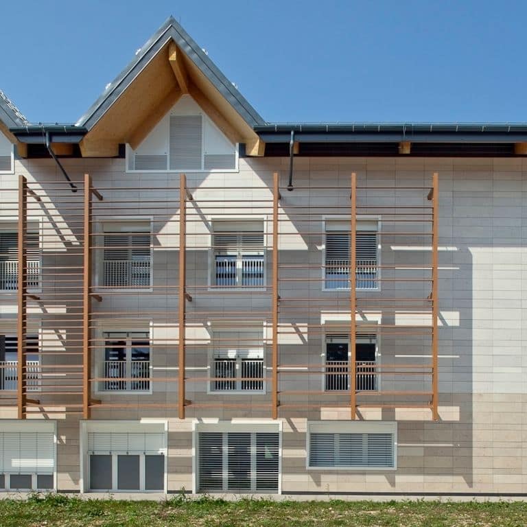 Application image for Veneto Rosato Limestone. The image shows this material being used in a full bed veneer application. The surface finish shown is sand blasted. Dominant colors shown are beige and tan. The color mix creates a warm feeling.