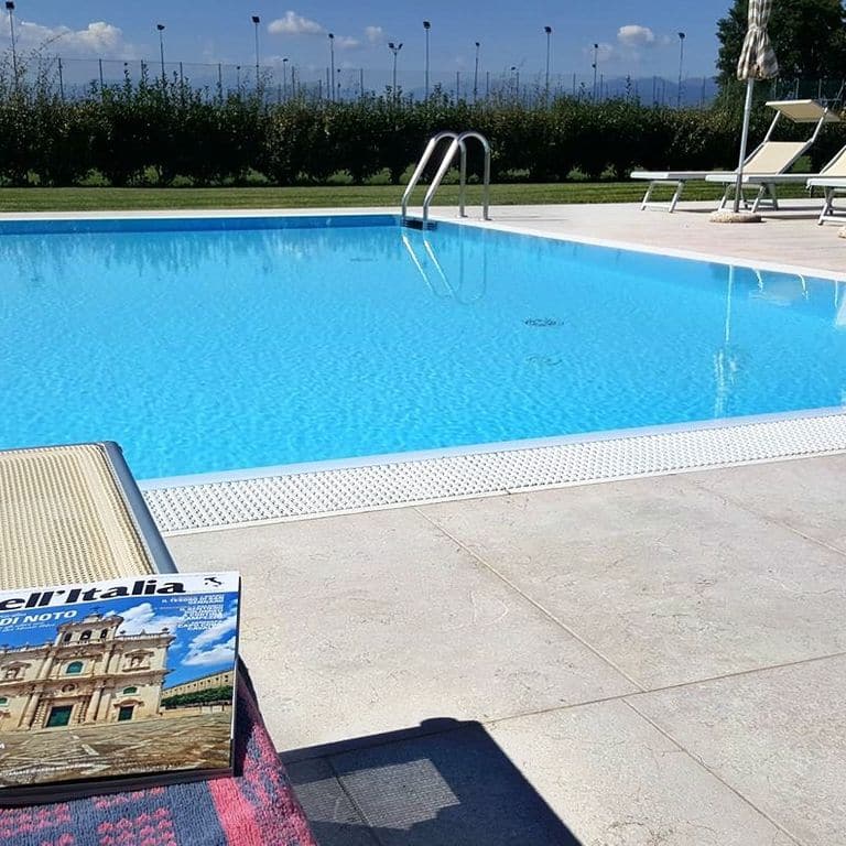 Application image for Veneto Rosato Limestone. The image shows this material being used in a pool deck pavers application. The surface finish shown is flamed. The dominant color shown is beige. The color mix creates a cool feeling.