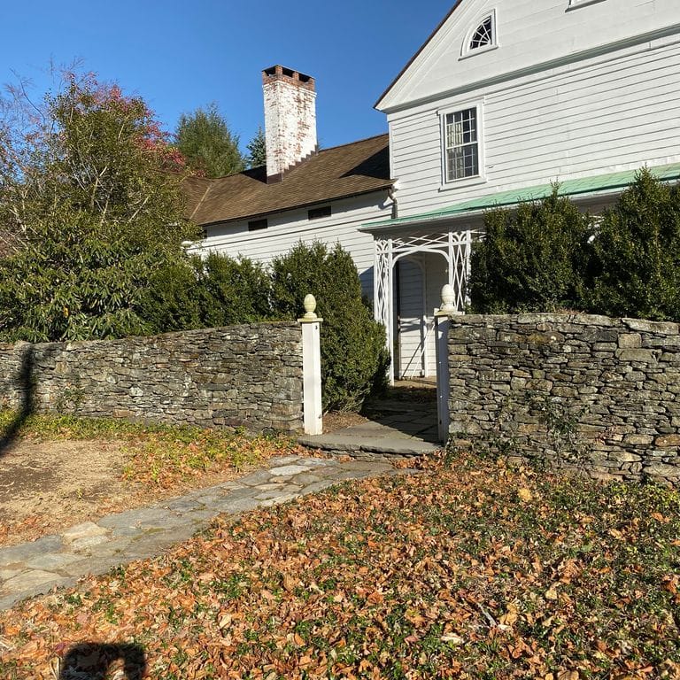 Application image for Fieldstone - New England Flats. The image shows this material being used in a landscape wallstone application. The surface finish shown is weathered. The dominant color shown is brown. The color mix creates a warm feeling.