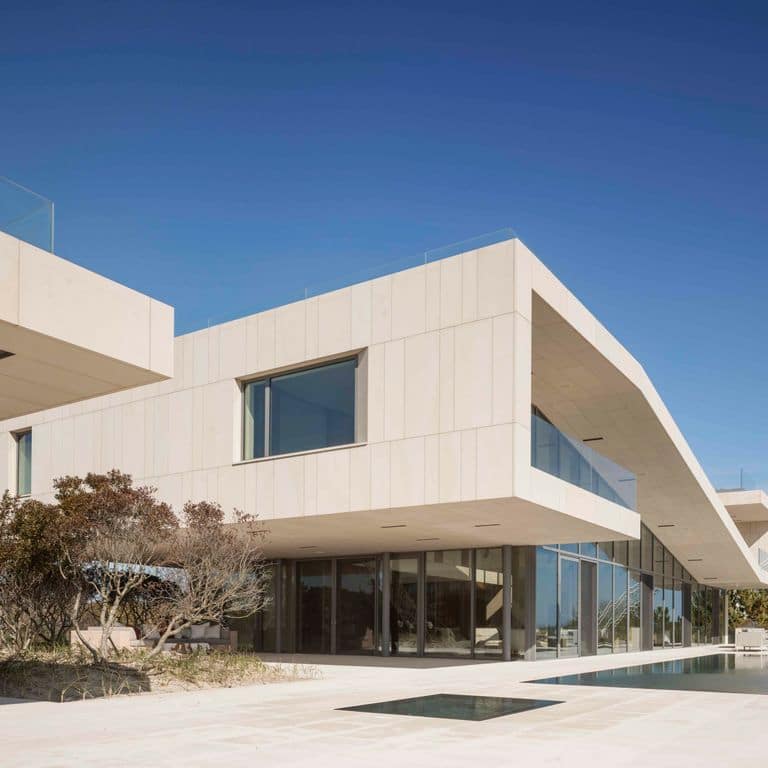 Application image for Buff Limestone. The image shows this material being used in a full bed veneer application. Dominant colors shown are beige and white. The color mix creates a warm feeling.