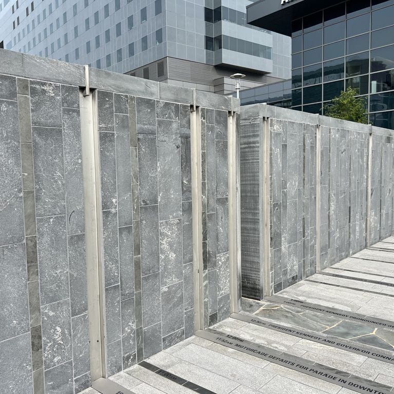 Best close-up image for Strata Mist Cross-Cut Gneiss. The image shows this material being used for full bed veneer and thin veneer. The dominant color shown is gray. The color mix creates a cool feeling.