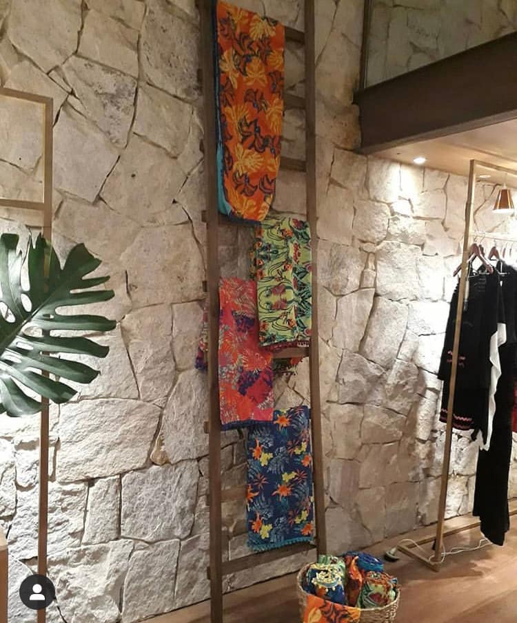 Application image for Strata Snow Gneiss. The image shows this material being used in an interior cladding application. The surface finish shown is split-face. The dominant color shown is white. The color mix creates a warm feeling.