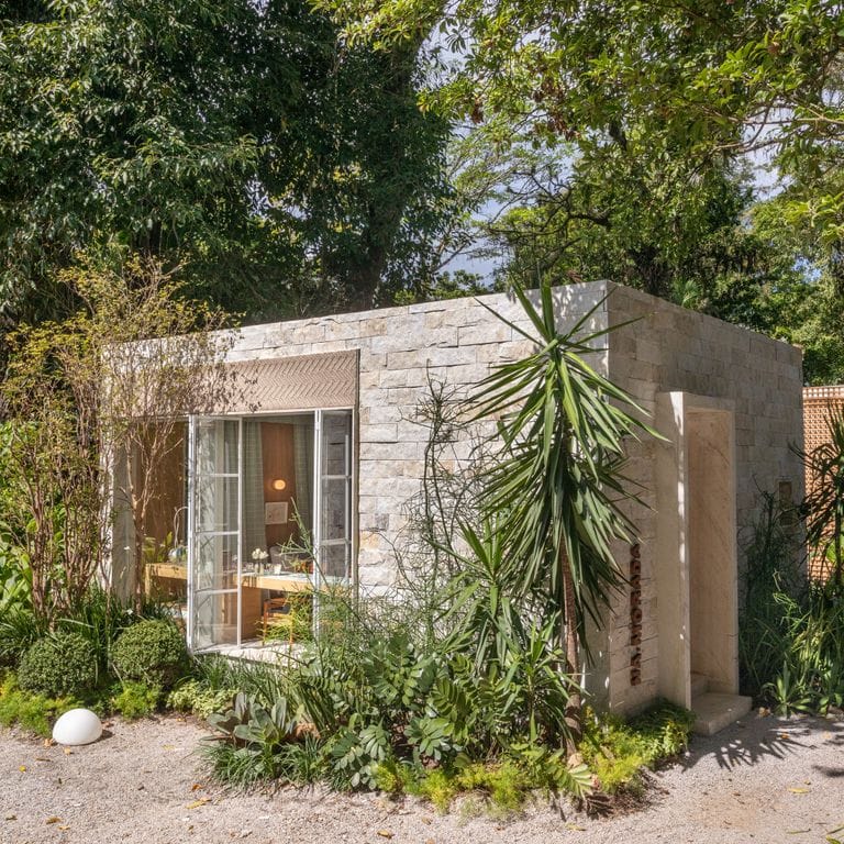 Application image for Golden Strata Gneiss. The image shows this material being used in a full bed veneer application. The surface finish shown is split-face. Dominant colors shown are yellow and tan. The color mix creates a warm feeling.