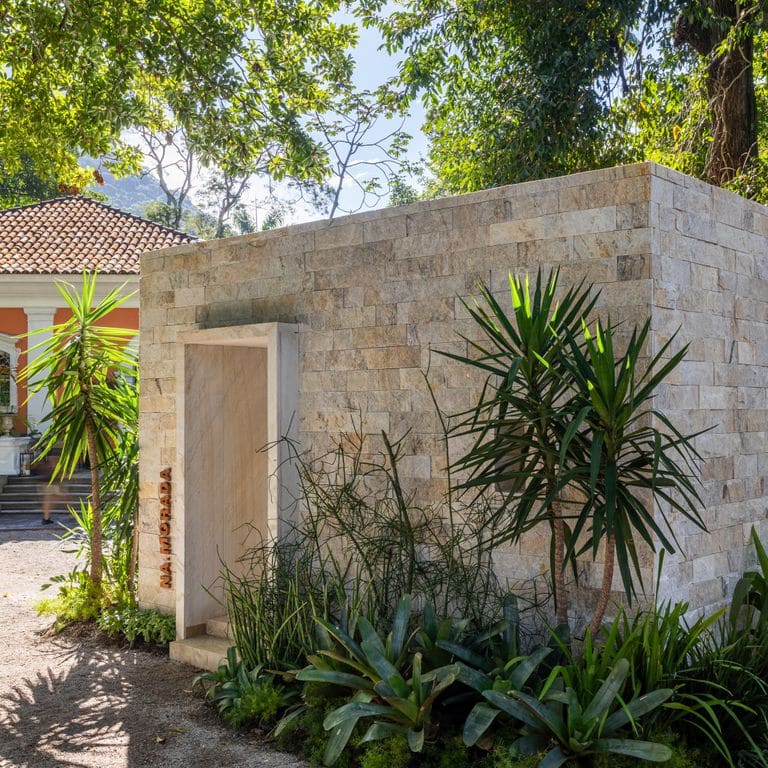 Application image for Golden Strata Gneiss. The image shows this material being used in a full bed veneer application. The surface finish shown is split-face. Dominant colors shown are yellow and tan. The color mix creates a warm feeling.