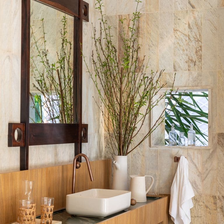 Application image for Golden Strata Gneiss. The image shows this material being used in an interior cladding application. Dominant colors shown are beige, yellow and tan. The color mix creates a warm feeling.