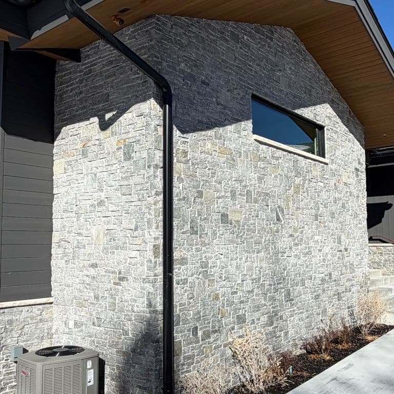 Application image for Charcoal Oakley Stone. The image shows this material being used in a full bed veneer application. The dominant color shown is gray. The color mix creates a cool feeling.