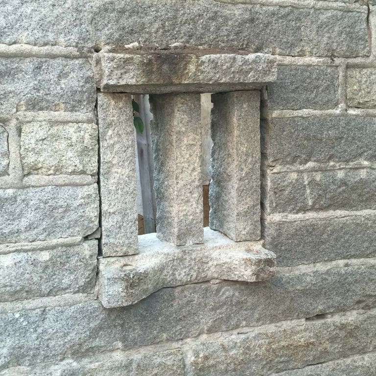 Application image for Reclaimed Granite Plank Veneer. The image shows this material being used in a full bed veneer application. The dominant color shown is gray. The color mix creates a cool feeling. Regular color pattern.