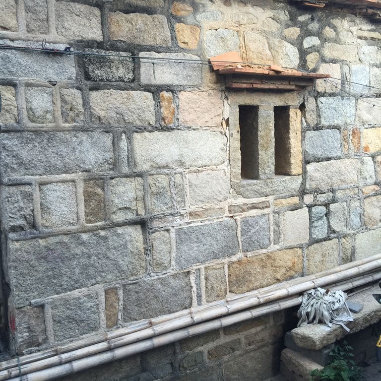 The image shows this material being used in a full bed veneer application.