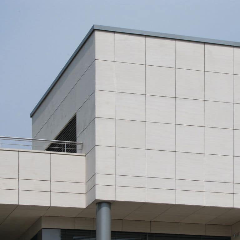 Application image for Limestone - Portuguese Cremsar. The image shows this material being used in a full bed veneer application.