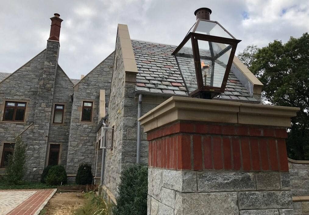 Application image for Granite - Dusty Rose. The image shows this material being used for full bed veneer and thin veneer.