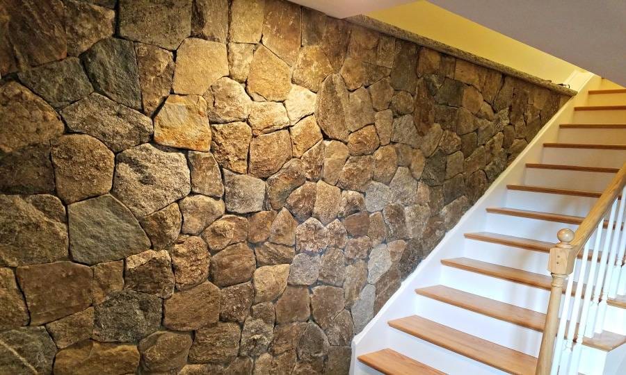 Application image for Fieldstone - Old New England Wall.. The image shows this material being used for full bed veneer and thin veneer.