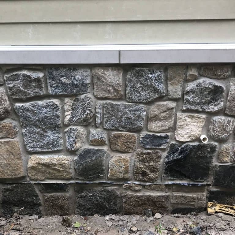 Application image for Fieldstone - Old New England Wall.. The image shows this material being used for full bed veneer and thin veneer.