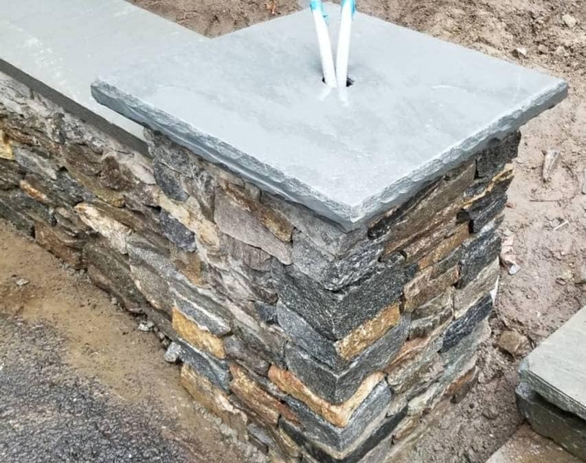 Application image for Fieldstone - Old New England Wall.. The image shows this material being used for posts, full bed veneer and thin veneer.