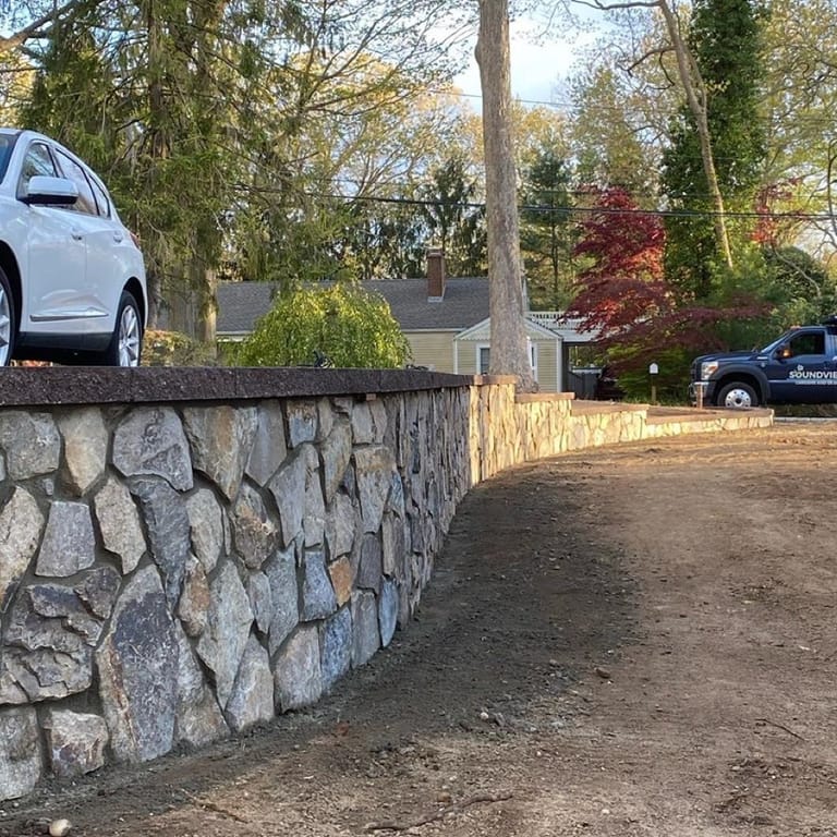 Application image for Granite - Nutmeg Ridge. The image shows this material being used for full bed veneer and thin veneer.