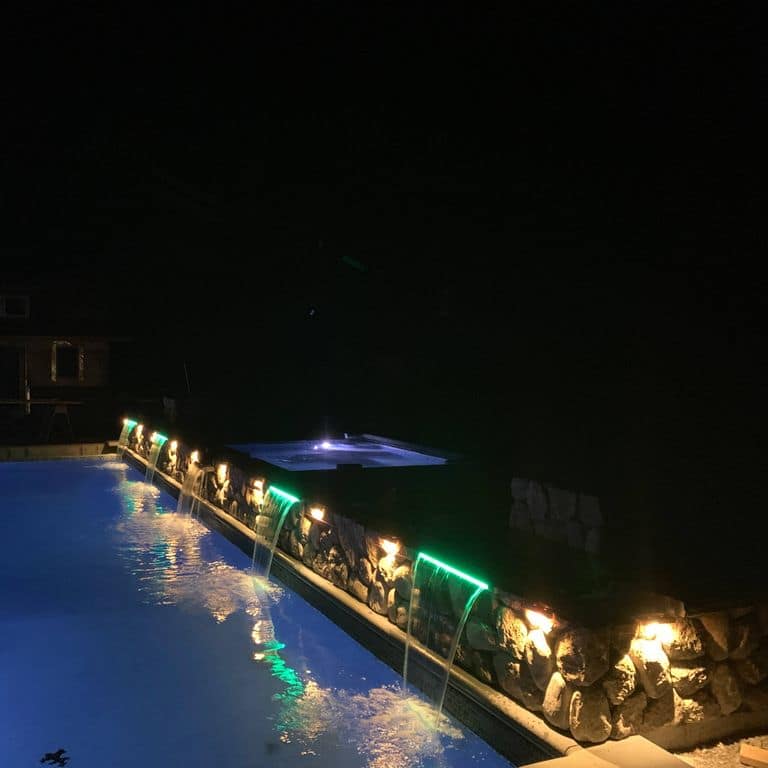 Application image for Fieldstone - Old New England Round.. The image shows this material being used in a thin veneer application.