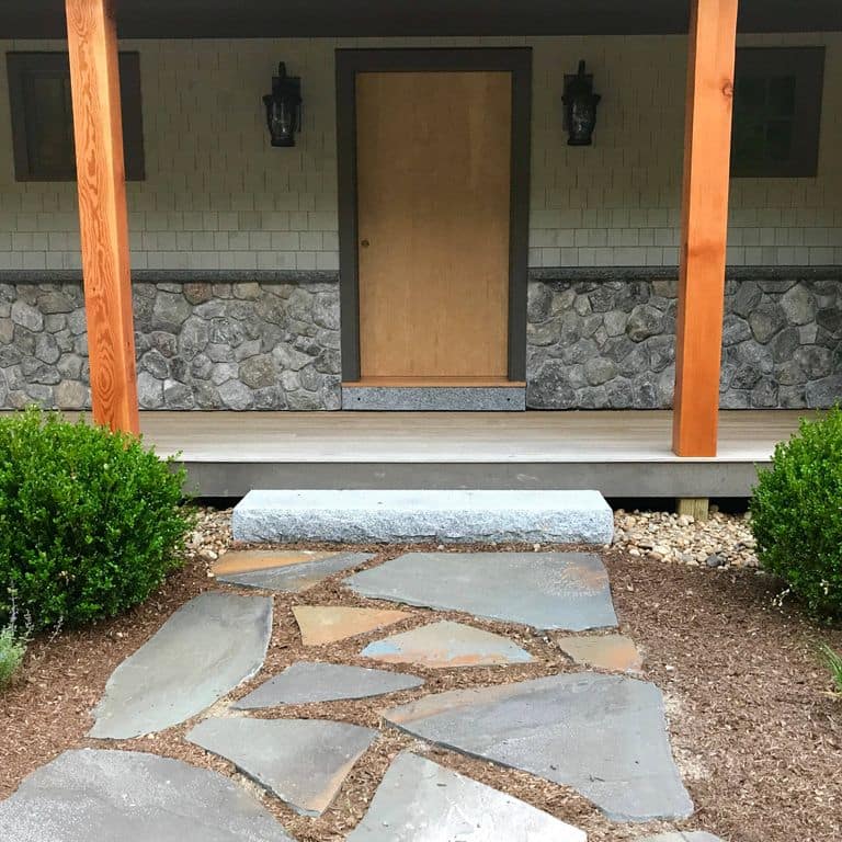 Application image for Fieldstone - Old New England Round.. The image shows this material being used in a thin veneer application.