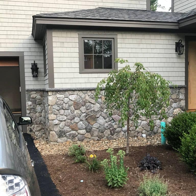 Application image for Fieldstone - Old New England Round.. The image shows this material being used in a thin veneer application.