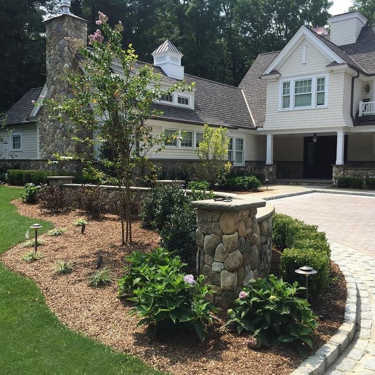 Application image for Fieldstone - Old New England Round.. The image shows this material being used in a thin veneer application.