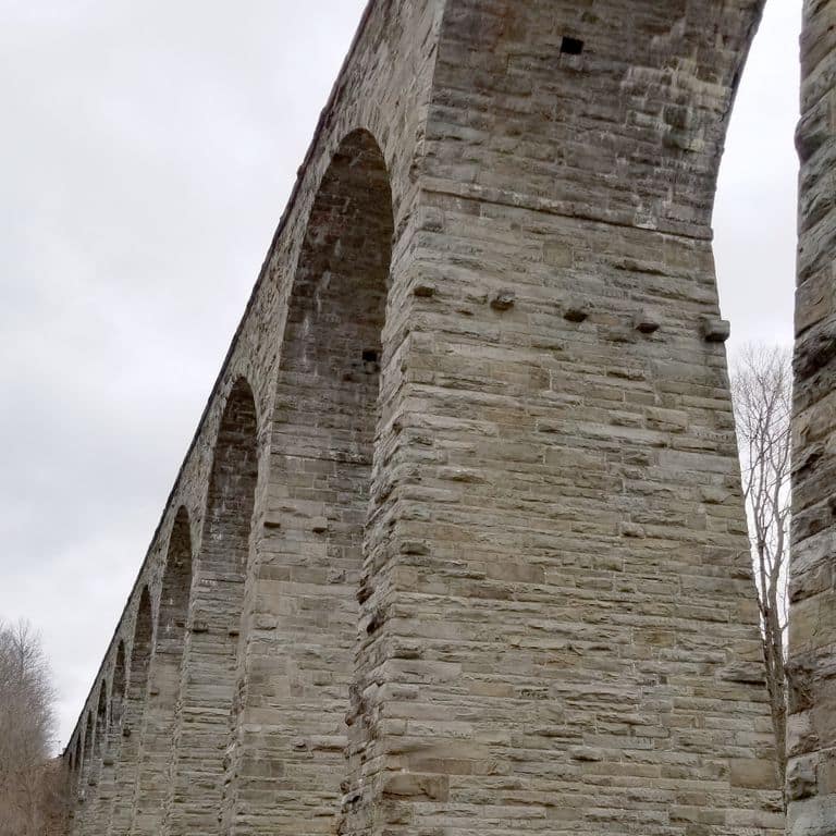 The image shows this material being used in a landscape wallstone application.
