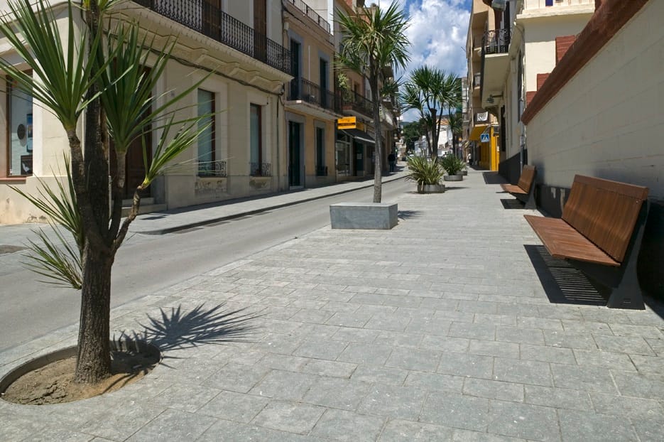The image shows this material being used in a patio pavers application. Regular, speckled, fine speckled and blotched color patterns.