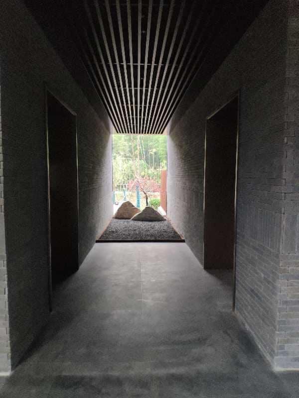 Application image for Basalt - Ankar Black. The image shows this material being used for full bed veneer and thin veneer.