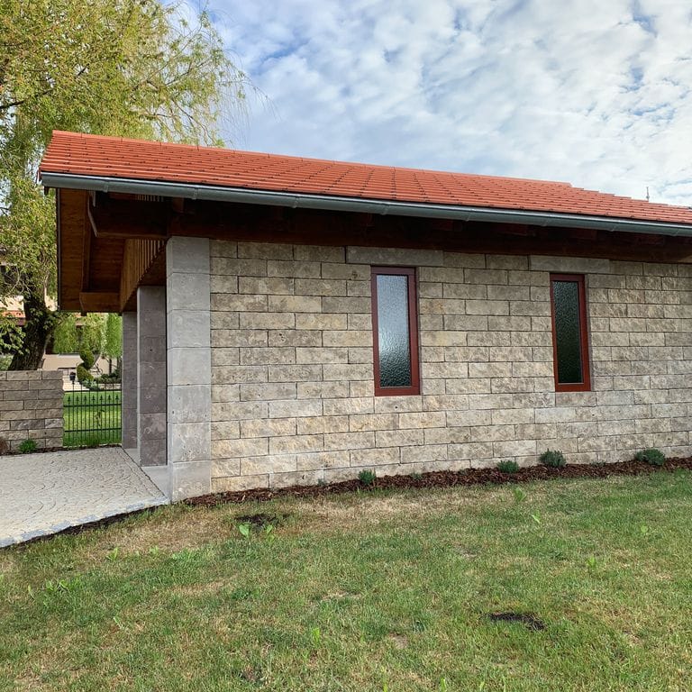 Application image for Bavarian Dolomite - Gray. The image shows this material being used for full bed veneer and thin veneer. The surface finish shown is split-face. Dominant colors shown are brown and gray. The color mix creates a warm feeling. Contains voids.