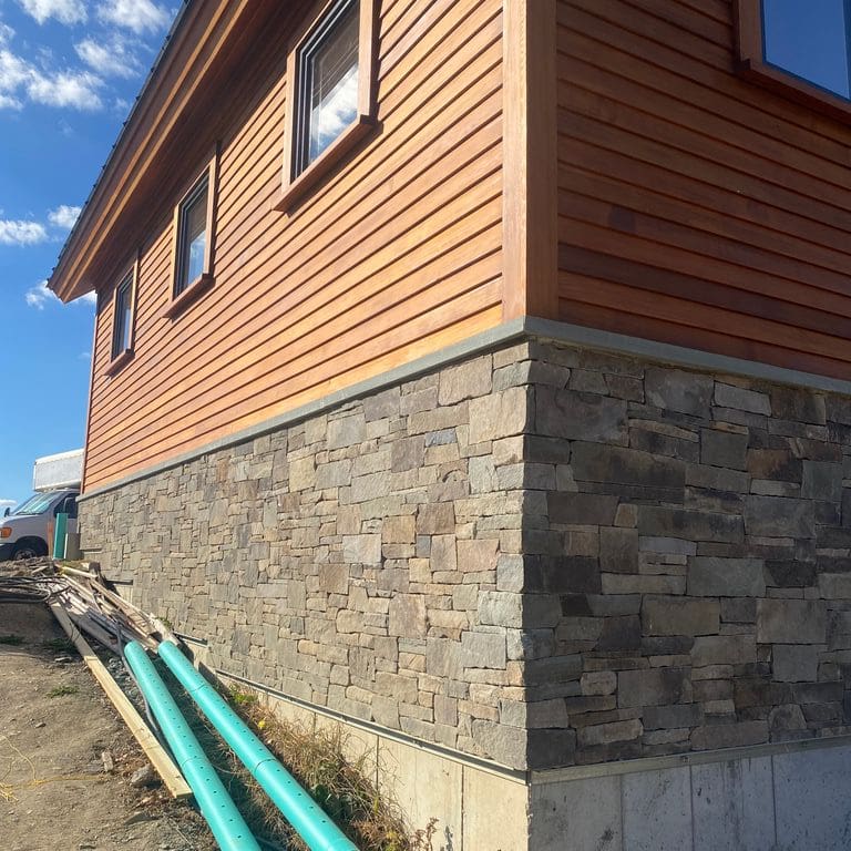 Application image for Fieldstone - Pennsylvania. The image shows this material being used in a thin veneer application. The surface finish shown is split-face. Dominant colors shown are beige, brown and tan. The color mix creates a warm feeling.