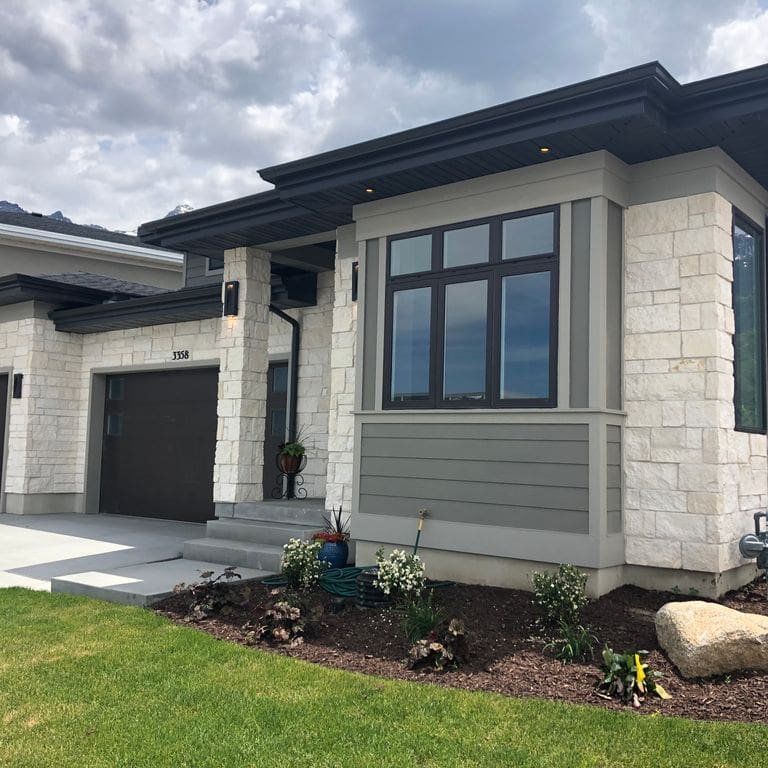 Application image for Blanco Limestone. The image shows this material being used for full bed veneer and thin veneer. The surface finish shown is split-face. The dominant color shown is white; with a cream secondary. The color mix creates a warm feeling. Solid color pattern.