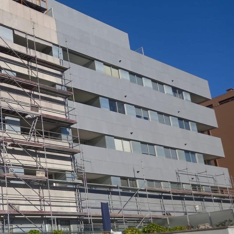 Application image for Gray Nisa Granite. The image shows this material being used in a full bed veneer application. The dominant color shown is gray. The color mix creates a cool feeling.