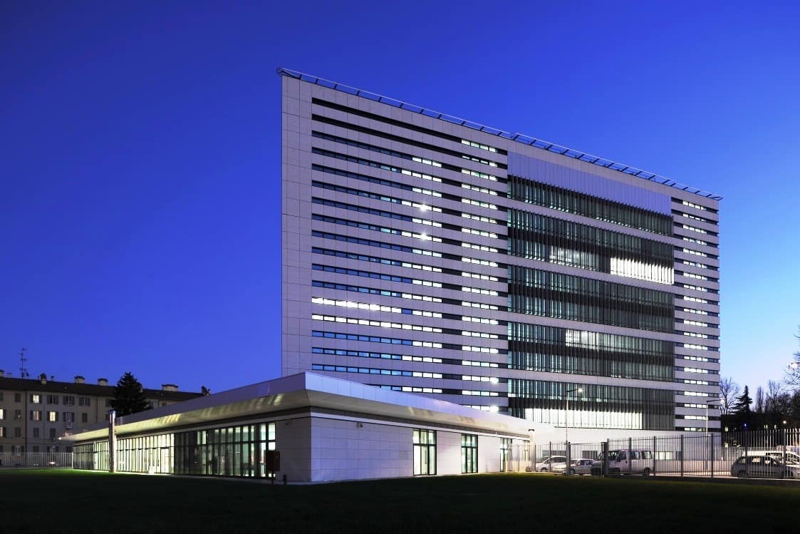 Application image for Veneto Olivo Limestone - Veneer. The image shows this product being used in a full bed veneer application. The surface finish shown is sand blasted. Dominant colors shown are gray and tan. The color mix creates a cool feeling.