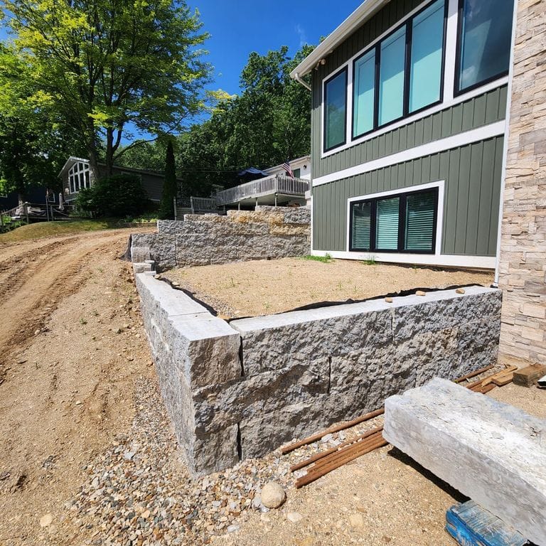 Application image for Madison Limestone - Splitface Wallstone. The surface finish shown is split-face. The dominant color shown is gray.