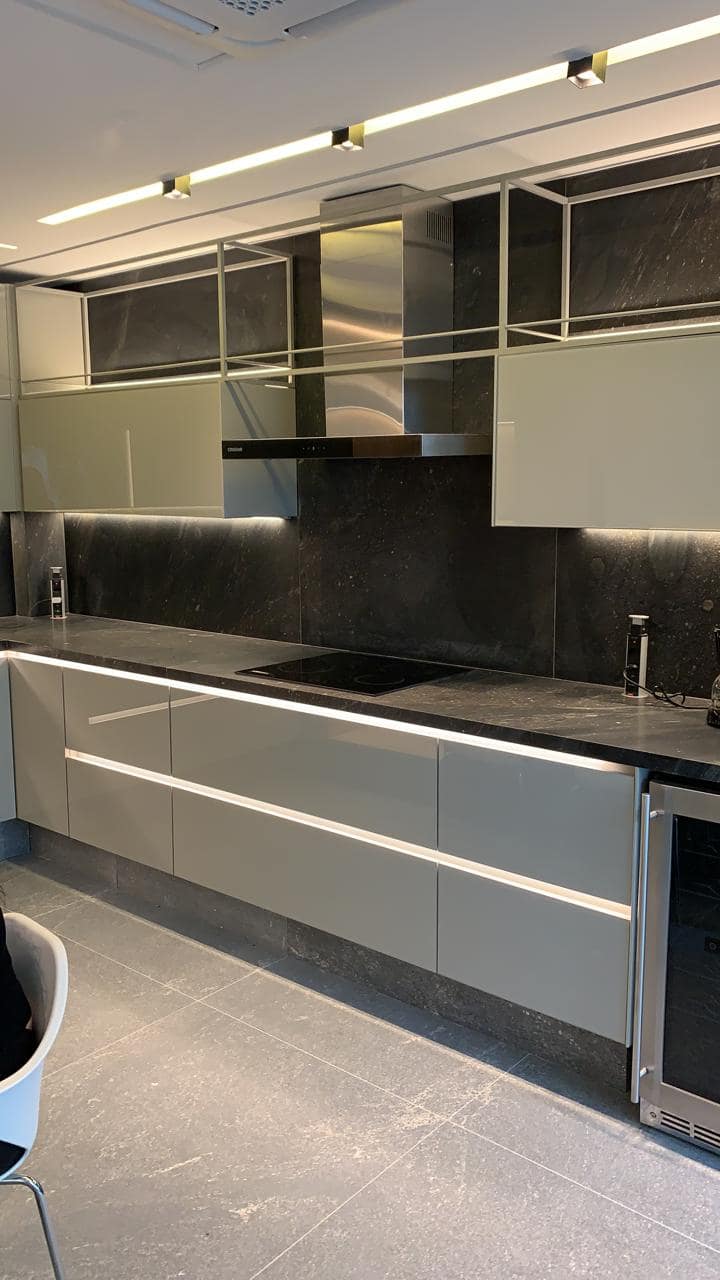 Application image for Strata Mist Cross-Cut Gneiss - Interior Flooring. The image shows this product being used in an interior floor application. The dominant color shown is gray. The color mix creates a cool feeling.