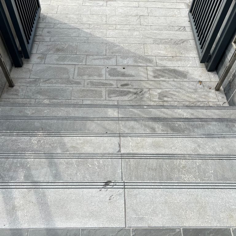 Application image for Strata Mist Cross-Cut Gneiss - Steps and Treads. The image shows this product being used for landings, monolithic steps and treads. The dominant color shown is gray. The color mix creates a cool feeling.