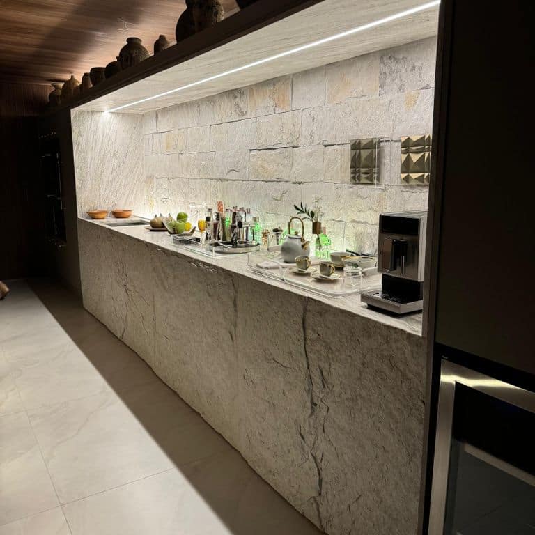 Application image for Strata Snow Gneiss - Cut to Size Veneer. The image shows this product being used in an interior cladding application. The surface finish shown is split-face. The dominant color shown is white. The color mix creates a warm feeling.