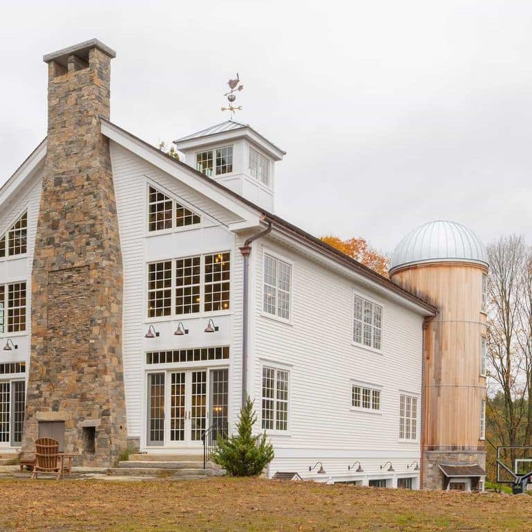Application image for Boston Blend Granite Veneer - Ledge. The image shows this product being used in a full bed veneer application. The surface finish shown is split-face. Dominant colors shown are gray and tan. The color mix creates a warm feeling.