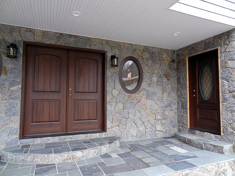 Feature image for Vineyard Granite Veneer - Mosaic. The image shows this product being used in a thin veneer application. The surface finish shown is . The dominant color shown is gray. The color mix creates a warm feeling.