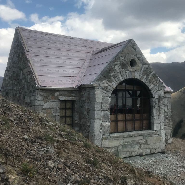 Application image for Reclaimed New England Granite Quarry Tailings - Wall Veneer. The image shows this product being used in a full bed veneer application. The surface finish shown is . The dominant color shown is gray. The color mix creates a cool feeling. Regular color pattern.