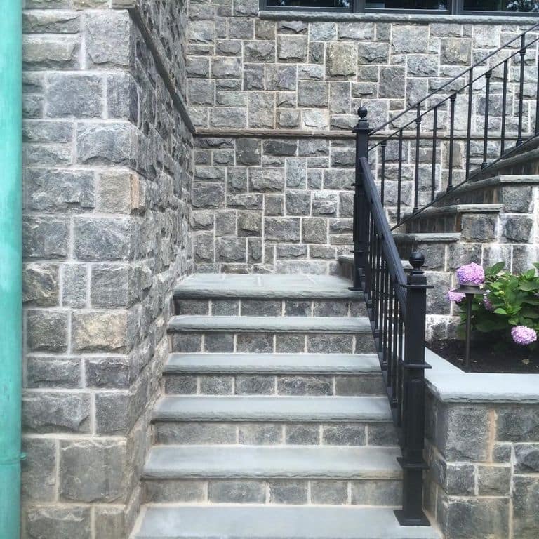 The image shows this product being used in a full bed veneer application. Streaked color pattern.