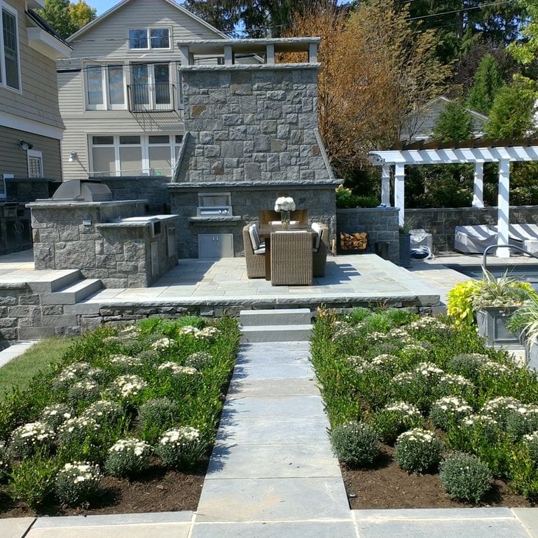 The image shows this product being used in a full bed veneer application. Streaked color pattern.