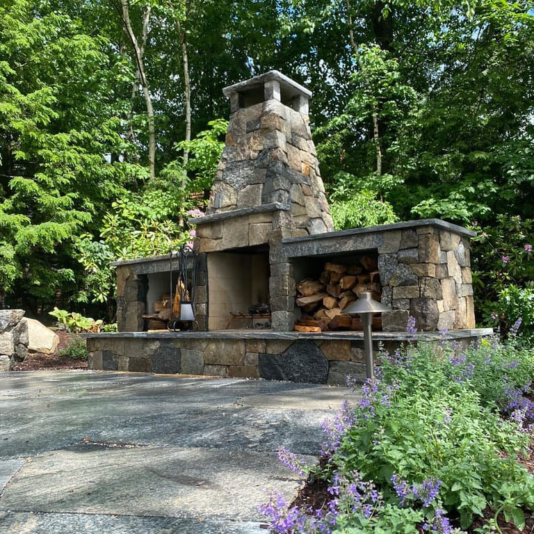 Application image for Fieldstone - Old New England Wall - Wall Veneer. The image shows this product being used for fireplace surround, outdoor fire concepts and thin veneer.