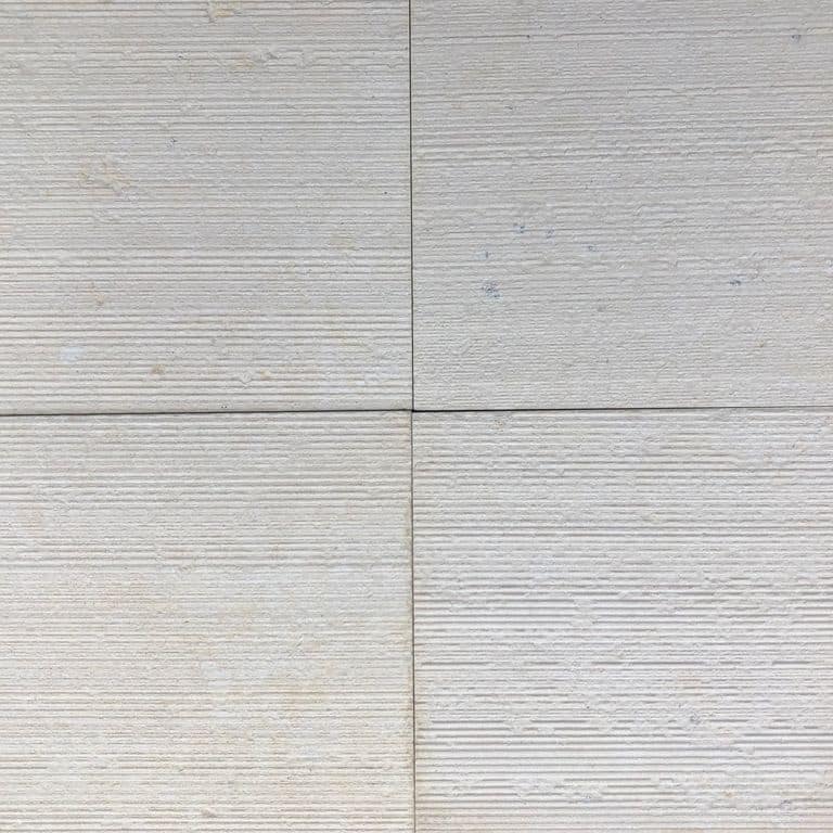 Color/Finish variation image for Limestone- Blanco - Wall Veneer. The surface finish shown is chiseled. Dominant colors shown are gray and white; with a beige secondary. The color mix creates a cool feeling. Linear and cloudy color patterns.